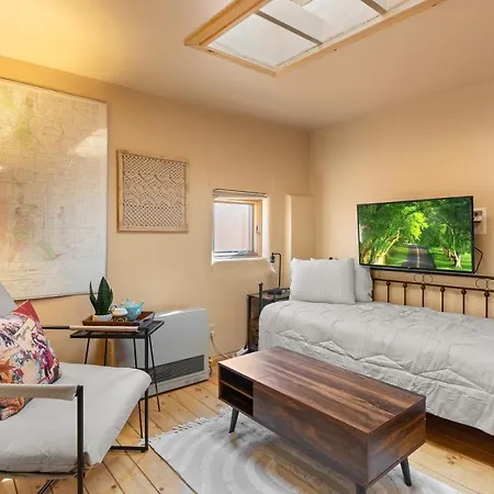 Adorable Centrally Located!