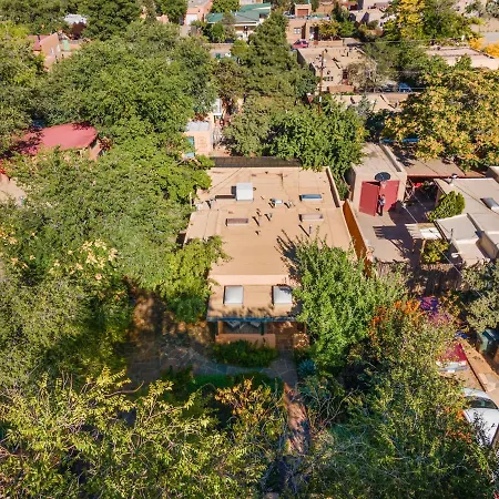 Adorable Centrally Located! Holiday home