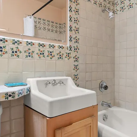 Adorable Centrally Located!