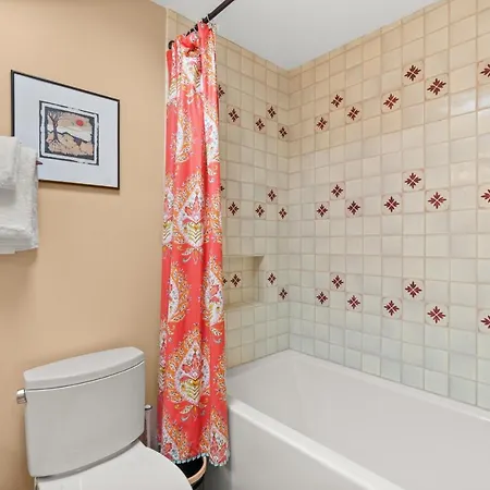 Adorable Centrally Located! Holiday home