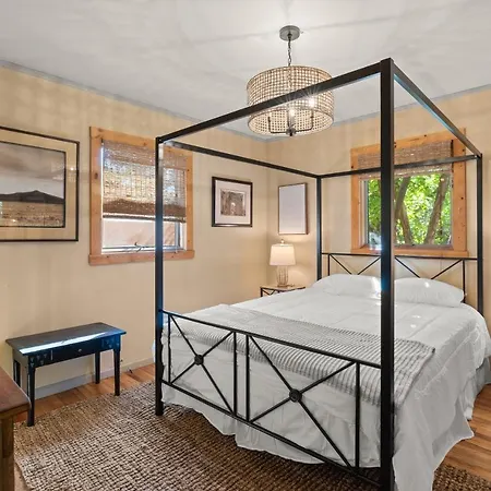 Adorable Centrally Located! Holiday home