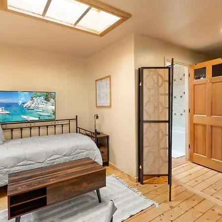 Adorable Centrally Located! Holiday home