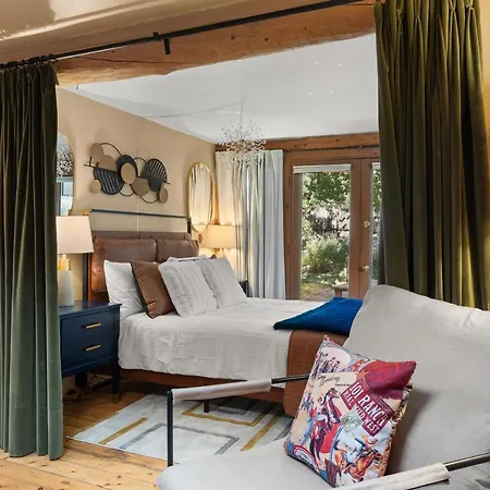 Adorable Centrally Located!