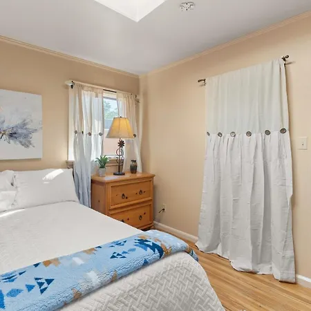 Adorable Centrally Located! Holiday home