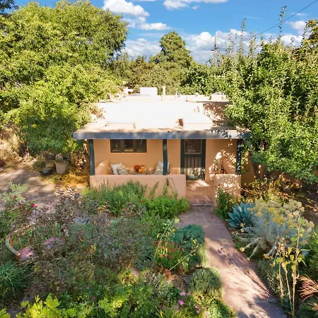 Adorable Centrally Located! Holiday home *